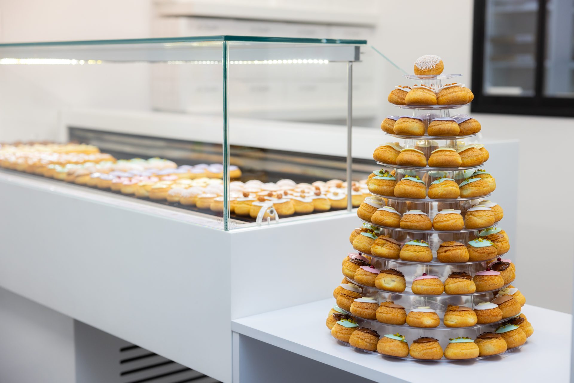 La boutique La Chouterie — vitrine et pyramide de choux