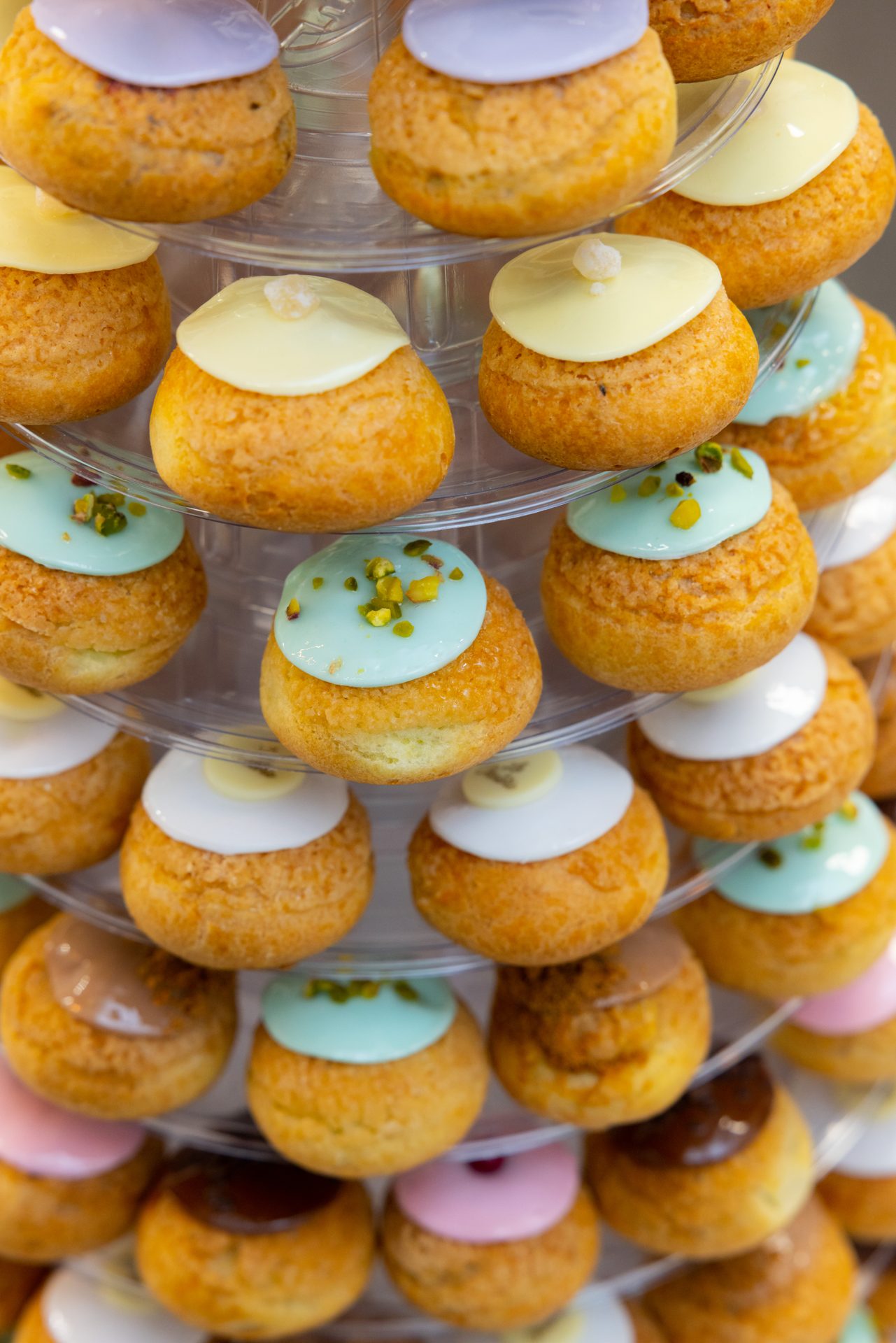 Pyramide de choux colorés vue de côté — La Chouterie